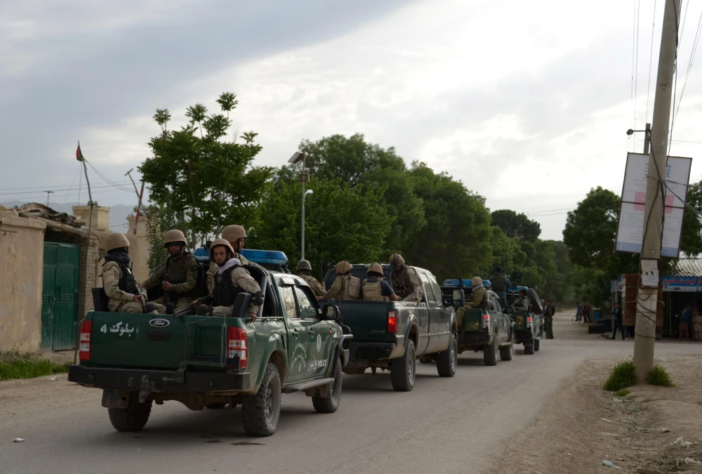 Lực lượng an ninh Afghanistan tuần tra tại tỉnh Balkh, Afghanistan. (Ảnh: THX/TTXVN)