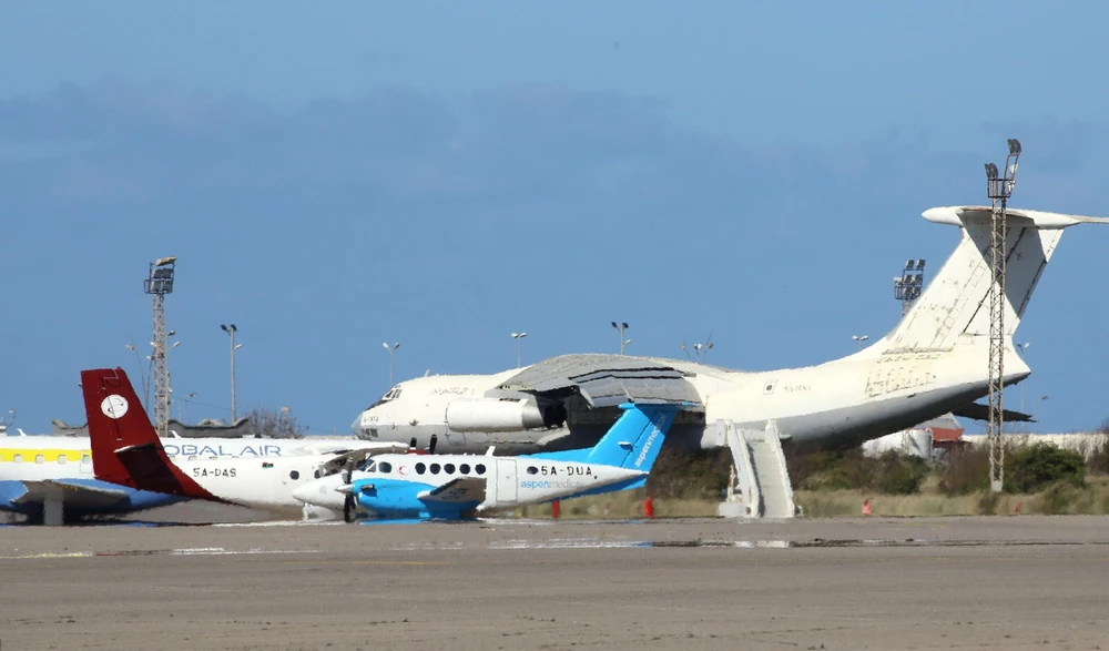 Máy bay đỗ tại sân bay quốc tế Mitiga, Libya. (Ảnh: AFP/TTXVN)