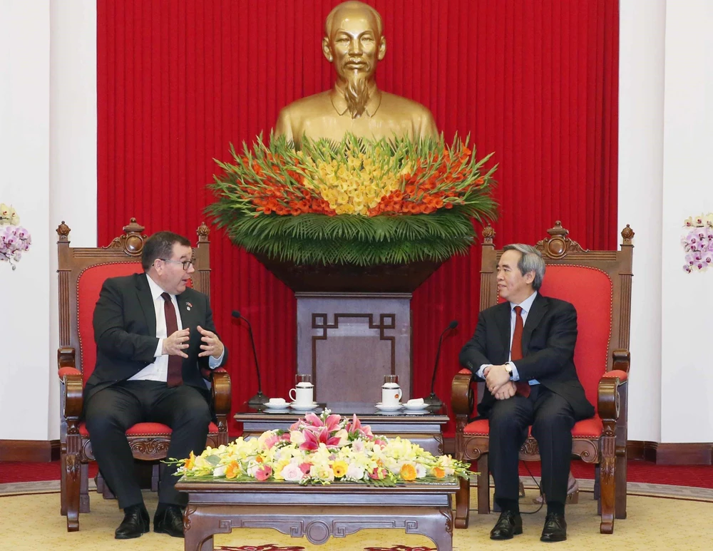 Trưởng ban Kinh tế Trung ương Nguyễn Văn Bình đã tiếp ông Grant Robertson. (Ảnh: Phương Hoa/TTXVN)