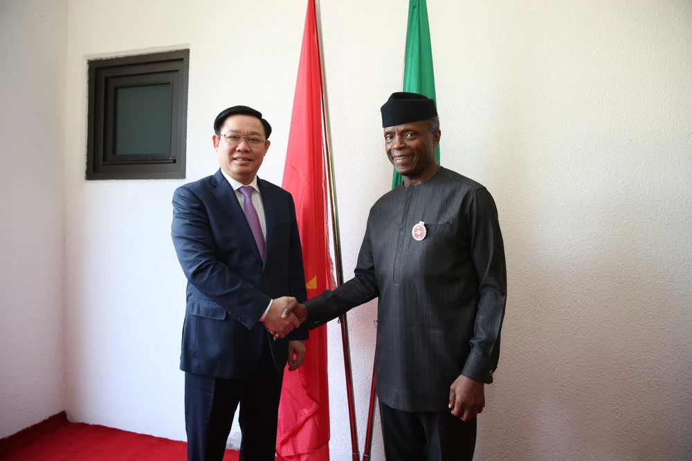 Trong ảnh: Phó Tổng thống Nigeria Yeni Osinbajo và Phó Thủ tướng Vương Đình Huệ. (Ảnh: Phi Hùng/TTXVN)