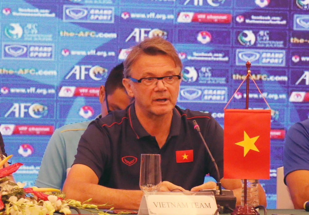 Huấn luyện viên U19 Việt Nam Philippe Troussier trả lời các câu hỏi của phóng viên. (Ảnh: Tiến Lực/TTXVN)