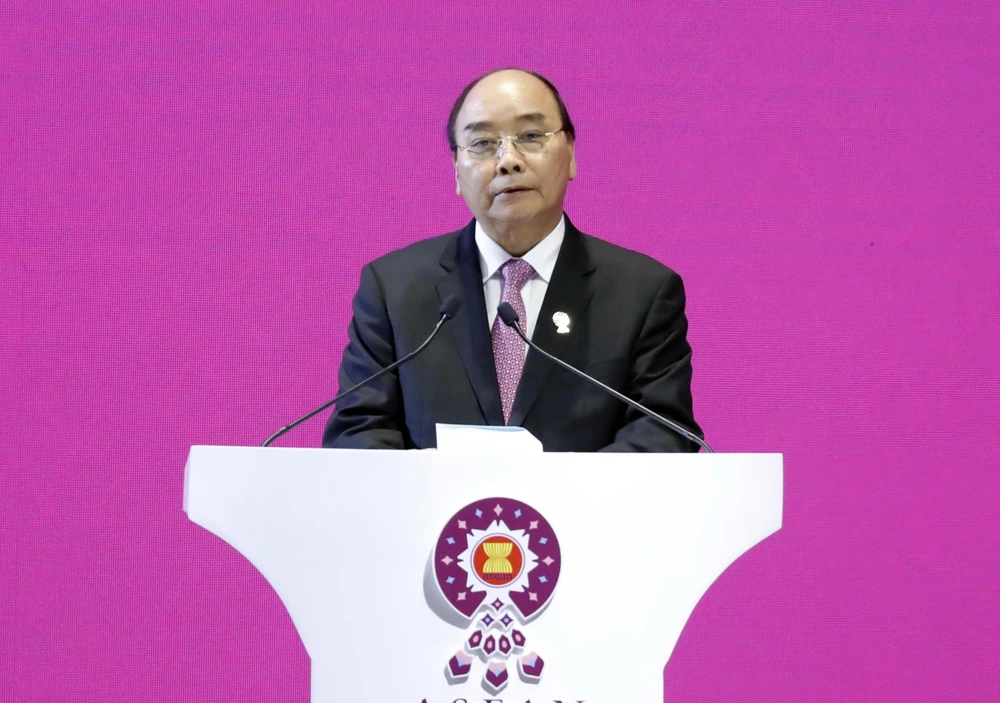 Thủ tướng Nguyễn Xuân Phúc phát biểu tại Lễ bế mạc Hội nghị Cấp cao ASEAN 35 và tiếp nhận vai trò Chủ tịch ASEAN của Việt Nam năm 2020. (Ảnh: Thống Nhất/TTXVN)