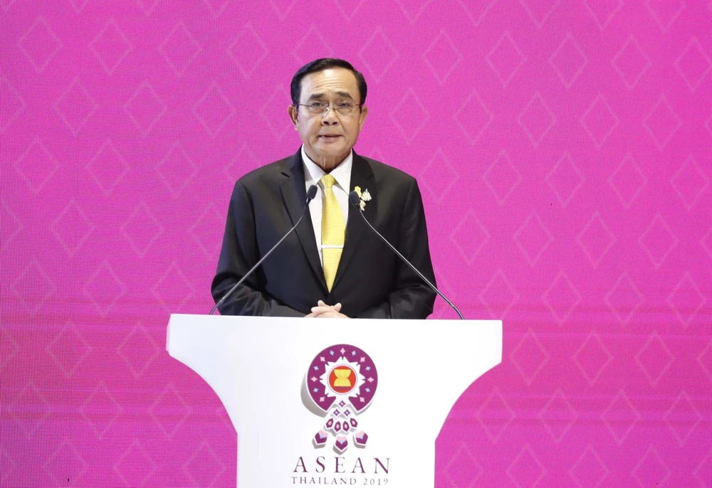 Thủ tướng Thái Lan Prayuth Chan-o-cha phát biểu tại Lễ bế mạc Hội nghị Cấp cao ASEAN 35 và các hội nghị liên quan. (Ảnh: Thống Nhất/TTXVN)
