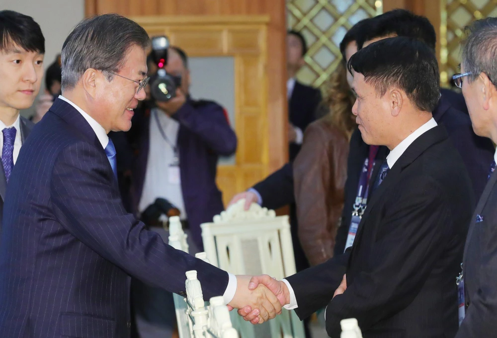Tổng thống Hàn Quốc Moon Jae-in bắt tay Tổng Giám đốc TTXVN Nguyễn Đức Lợi. (Nguồn: TTXVN phát)
