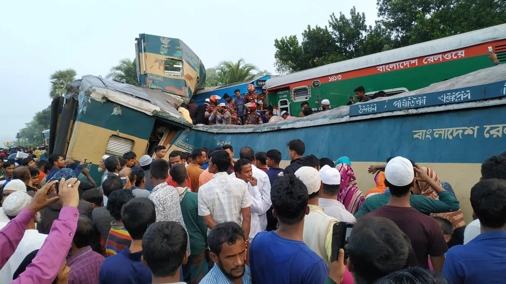Hiện trường vụ hai tàu hỏa đâm nhau tại Brahmanbaria, Bangladesh, ngày 12/11. Ảnh: TBS/TTXVN)