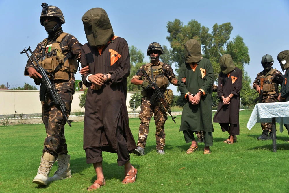 Phiến quân Taliban bị bắt giữ tại Jalalabad, Afghanistan. (Ảnh: AFP/TTXVN)
