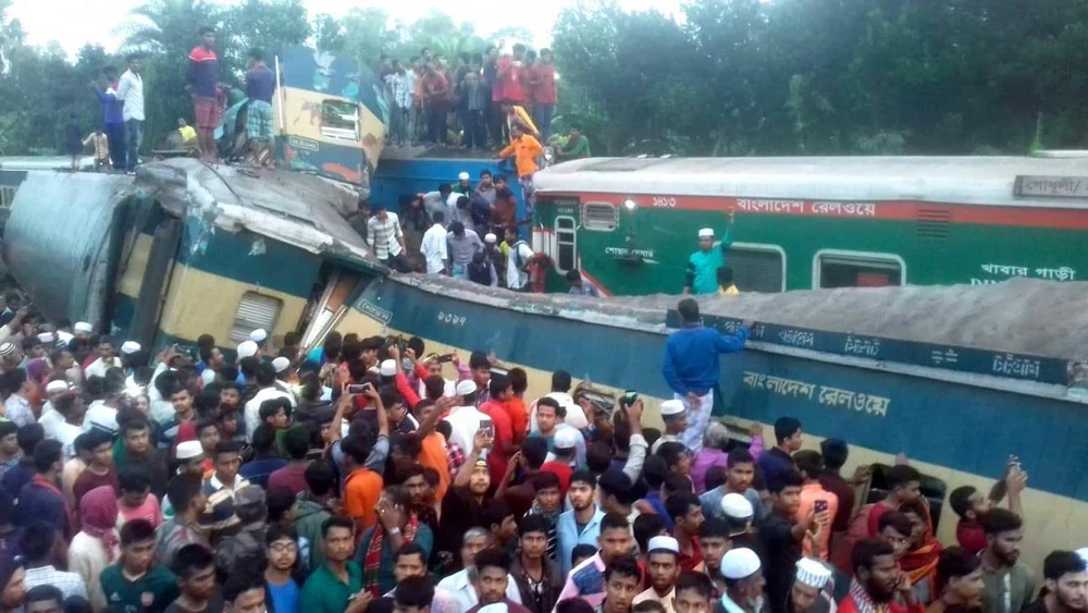 Hiện trường vụ hai đoàn tàu hỏa đâm nhau tại Brahmanbaria, Bangladesh, ngày 12/11. (Ảnh: Daily Star/TTXVN)