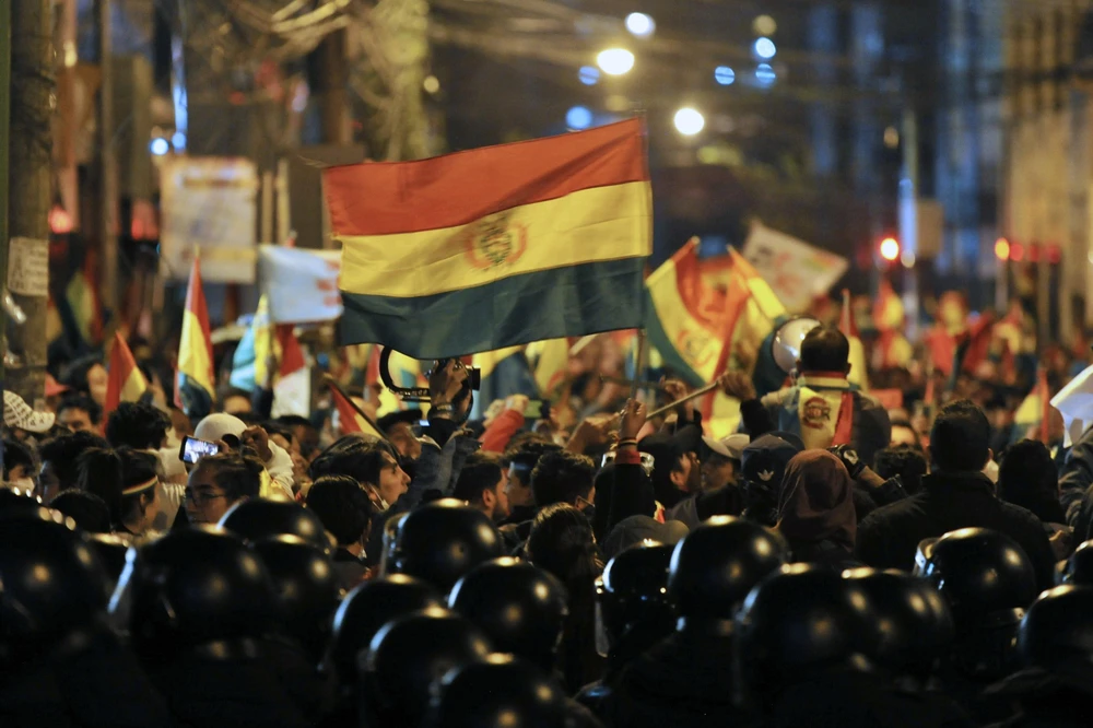 Đình công và biểu tình phản đối kết quả bầu cử Tổng thống ở La Paz. (Ảnh: AFP/TTXVN)