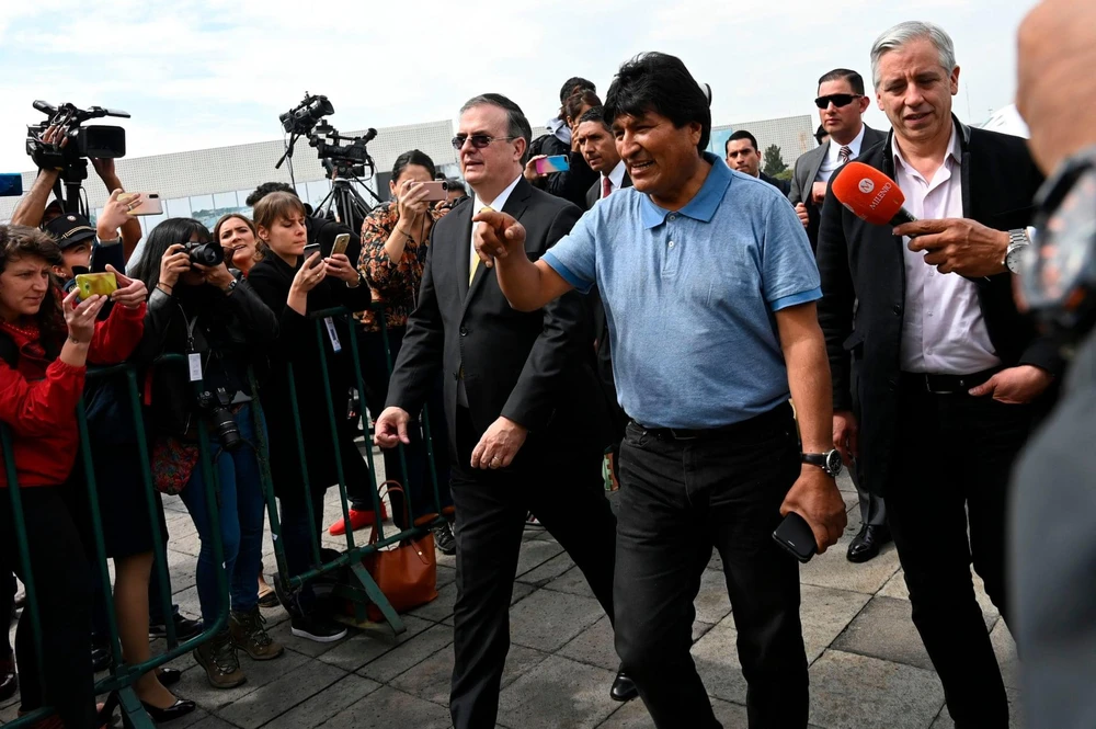 Ông Evo Morales (áo xanh) đã tới Mexico. (Nguồn: Getty Images)