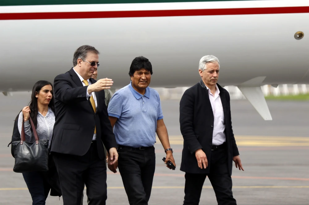 Ngoại trưởng Mexico Marcelo Ebrard (trái) đón cựu Tổng thống Bolivia Evo Morales (giữa) tại sân bay thủ đô Mexico City. (Ảnh: THX/TTXVN)