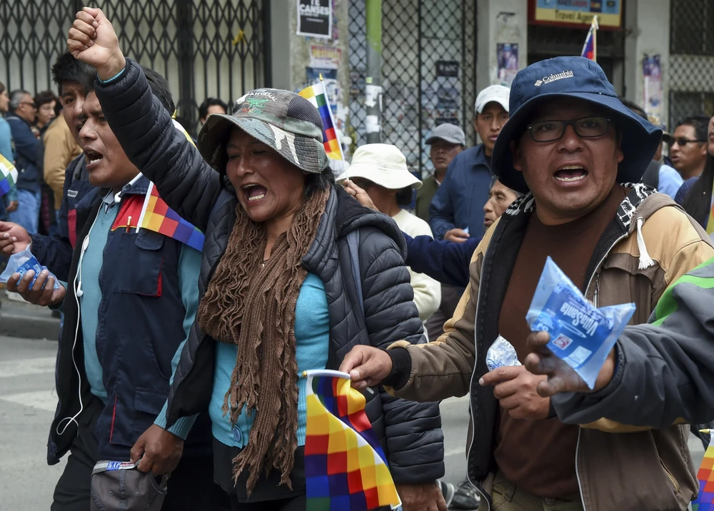 Người dân tham gia biểu tình ủng hộ cựu Tổng thống Evo Morales tại La Paz, Bolivia, ngày 13/11. (Ảnh: AFP/TTXVN)