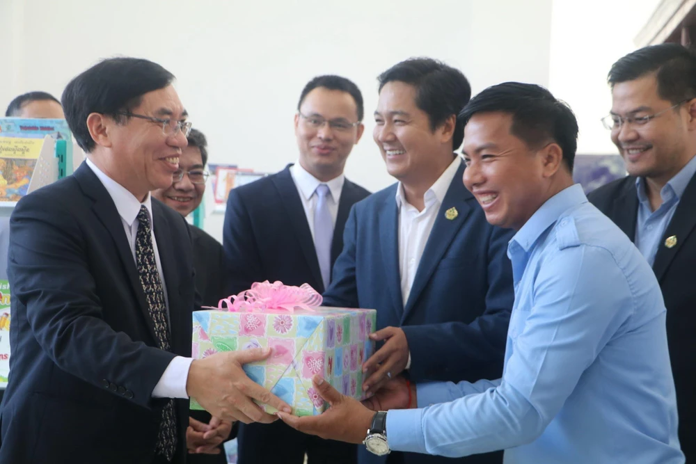 Công sứ Lại Xuân Chiến trao quà cho Trung tâm Văn hoá và Thư viện tỉnh Kampong Speu. Ảnh: Nguyễn Vũ Hùng/TTXVN)