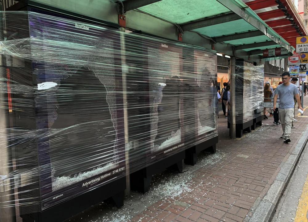 Một bến xe buýt bị hư hại do người biểu tình đập phá tại Hong Kong, Trung Quốc, ngày 12/11. (Ảnh: THX/TTXVN)