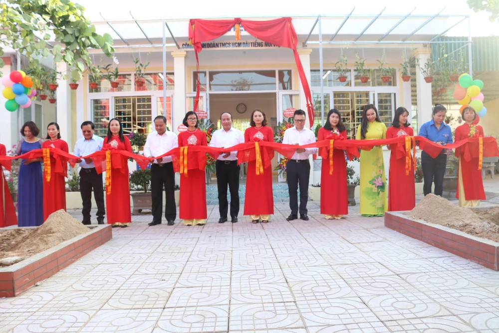 Các đại biểu cắt băng khánh thành Thư viện xanh và Tủ sách Đinh Hữu Dư tại Trường Trung học cơ sở Đức Thành (Nghệ An). (Ảnh: PV/Vietnam+)