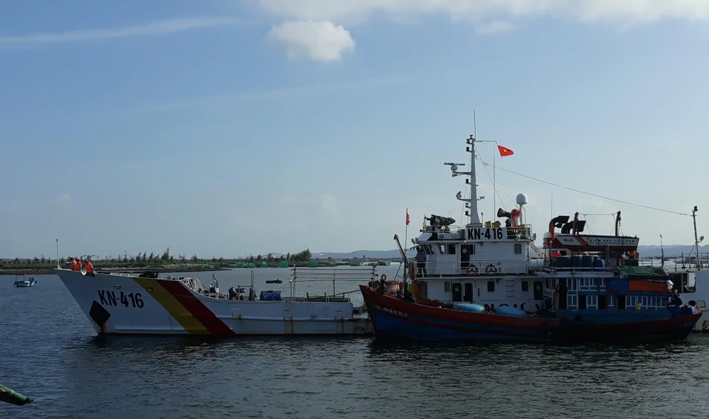 Tàu kiểm ngư KN 416 lai dắt tàu cá tàu cá QNg 96549 TS gặp nạn vào Cảng Ba Ngòi (thành phố Cam Ranh, Khánh Hòa). (Ảnh: Phan Sáu/TTXVN)