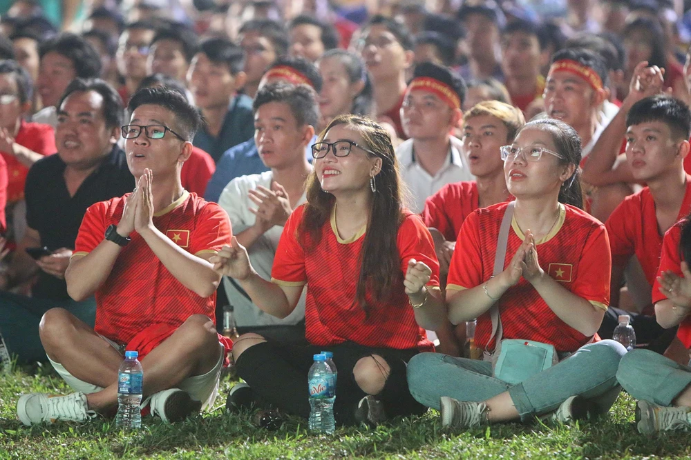 Cổ động viên và người hâm mộ tại sân vận động Hoa Lư Thành phố Hồ Chí Minh. (Ảnh: Thanh Vũ/TTXVN)