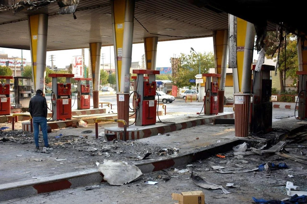 Một trạm xăng bị người biểu tình đốt phá tại Eslamshahr, Iran, ngày 17/1. (Ảnh: AFP/TTXVN)
