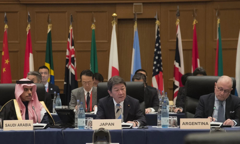 Ngoại trưởng Nhật Bản Toshimitsu Motegi (giữa) chủ trì hội nghị. (Ảnh: Đào Thanh Tùng/TTXVN)