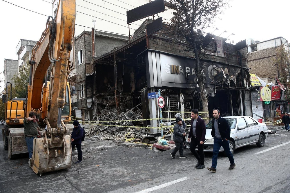 Một ngân hàng của Iran bị phóng hỏa. (Nguồn: Reuters)
