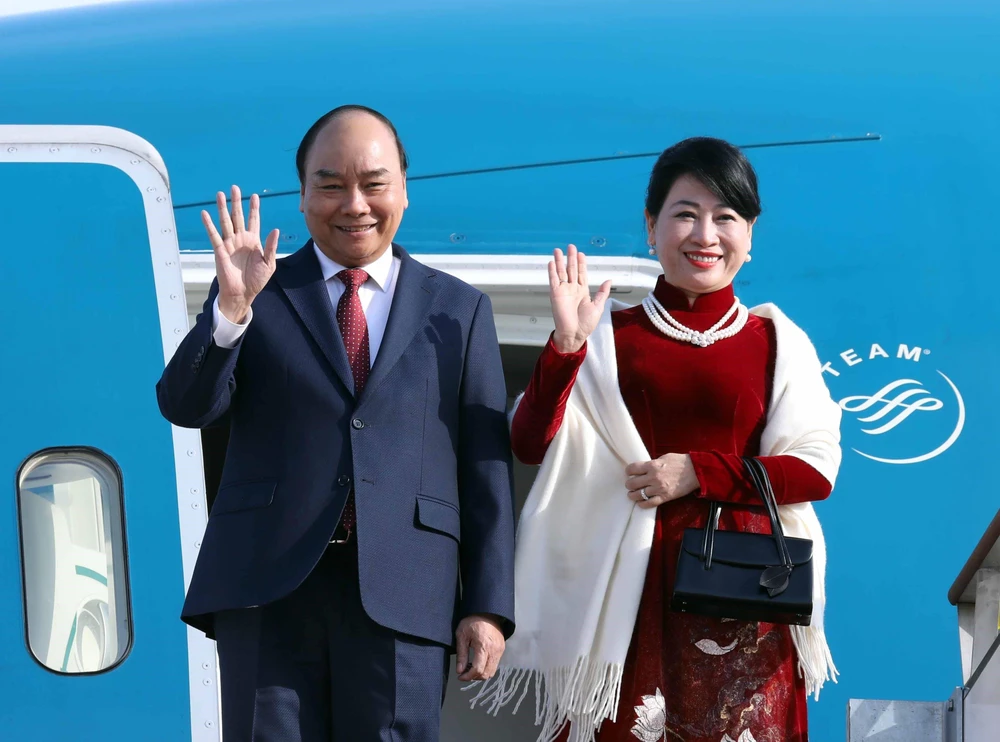 Thủ tướng Chính phủ Nguyễn Xuân Phúc và Phu nhân đến sân bay quân sự Seoul. (Ảnh: Thống Nhất/TTXVN)