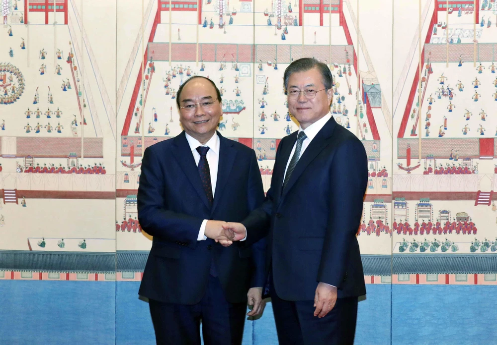 Tổng thống Hàn Quốc Moon Jae-in đón Thủ tướng Chính phủ Nguyễn Xuân Phúc và Phu nhân. (Ảnh: Thống Nhất/TTXVN)