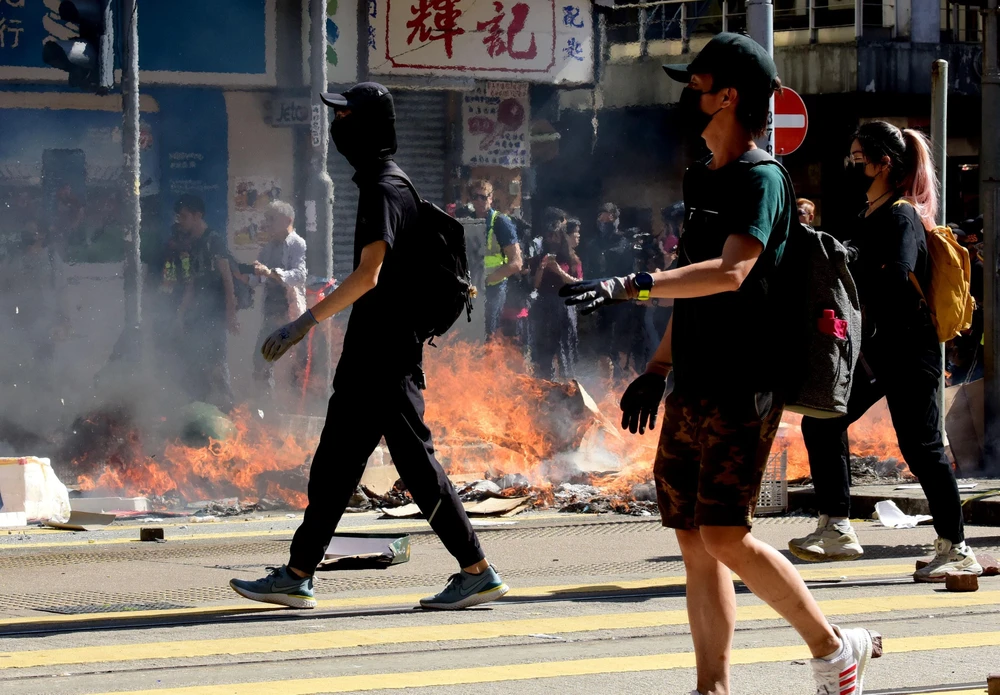 Người biểu tình quá khích tại Hong Kong, Trung Quốc, ngày 11/11. (Ảnh: THX/TTXVN)