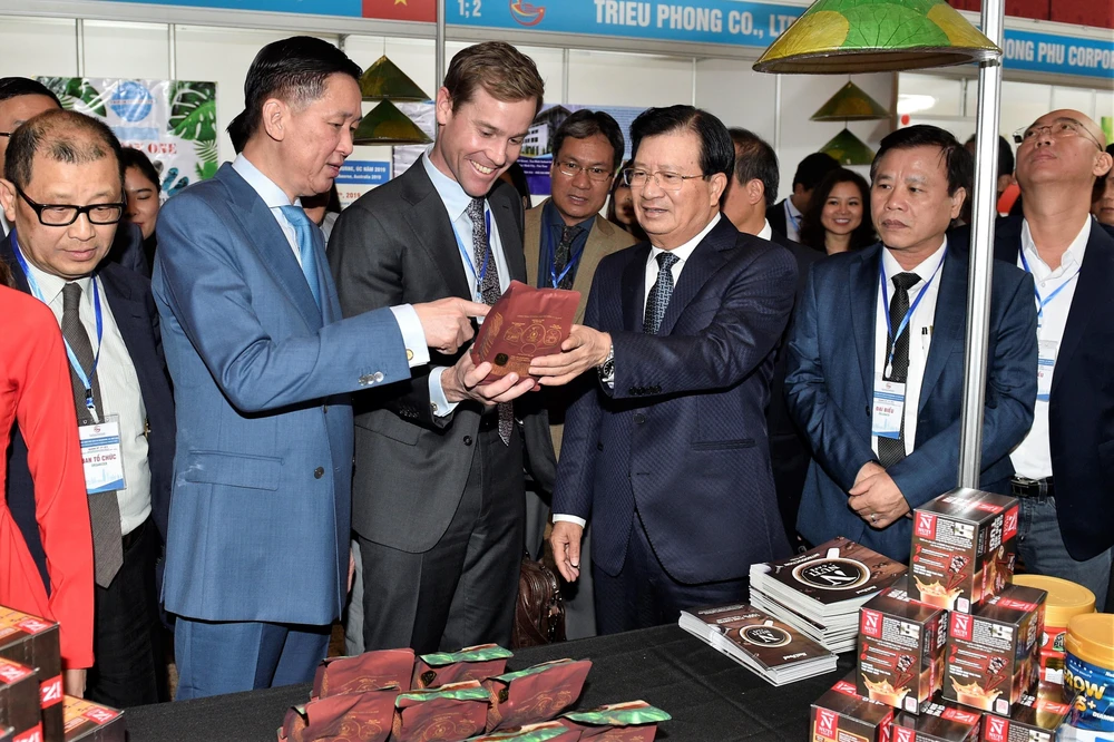 Phó Thủ tướng Trịnh Đình Dũng thăm gian hàng tại Ngày hội hàng Việt Nam. (Ảnh: TTXVN phát)