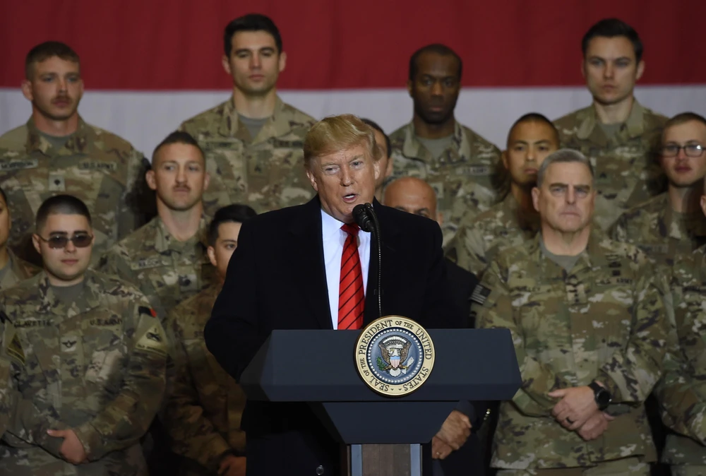 Tổng thống Mỹ Donald Trump phát biểu trước các binh sỹ tại căn cứ Bagram ở Afghanistan nhân dịp lễ Tạ ơn ngày 28/11. (Ảnh: AFP/TTXVN)
