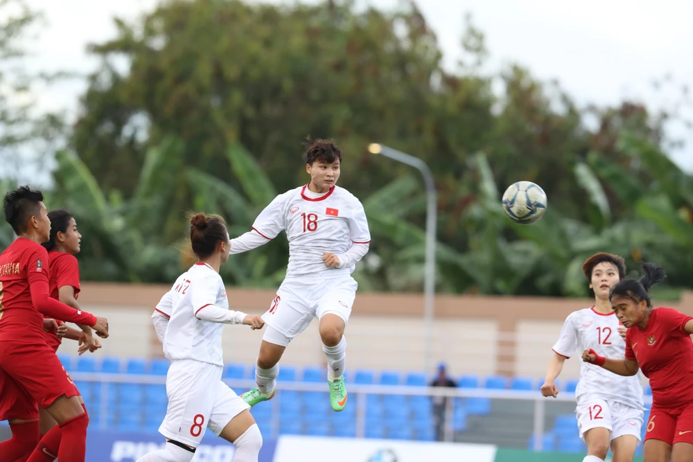 Đội tuyển nữ Việt Nam (áo trắng) giành vé vào bán kết SEA Games 30. (Ảnh: Hoàng Linh/TTXVN)