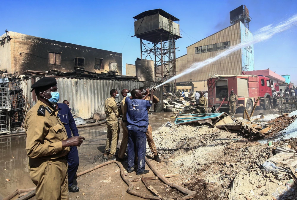 Lực lượng chức năng Sudan nỗ lực dập lửa tại hiện trường vụ cháy nhà máy trong khu công nghiệp ở thủ đô Khartoum ngày 3/12. (Ảnh: AFP/TTXVN)