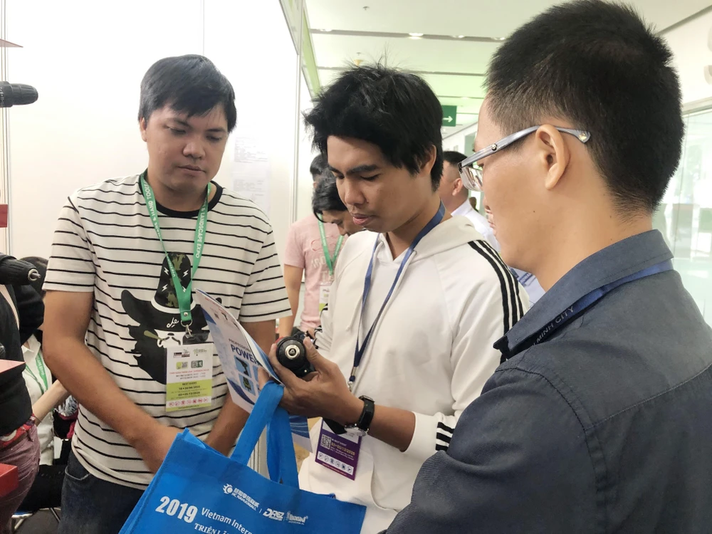Doanh nghiệp giới thiệu máy móc, thiết bị cơ khí tại Vietnam Expo 2019. (Ảnh: Mỹ Phương/TTXVN)