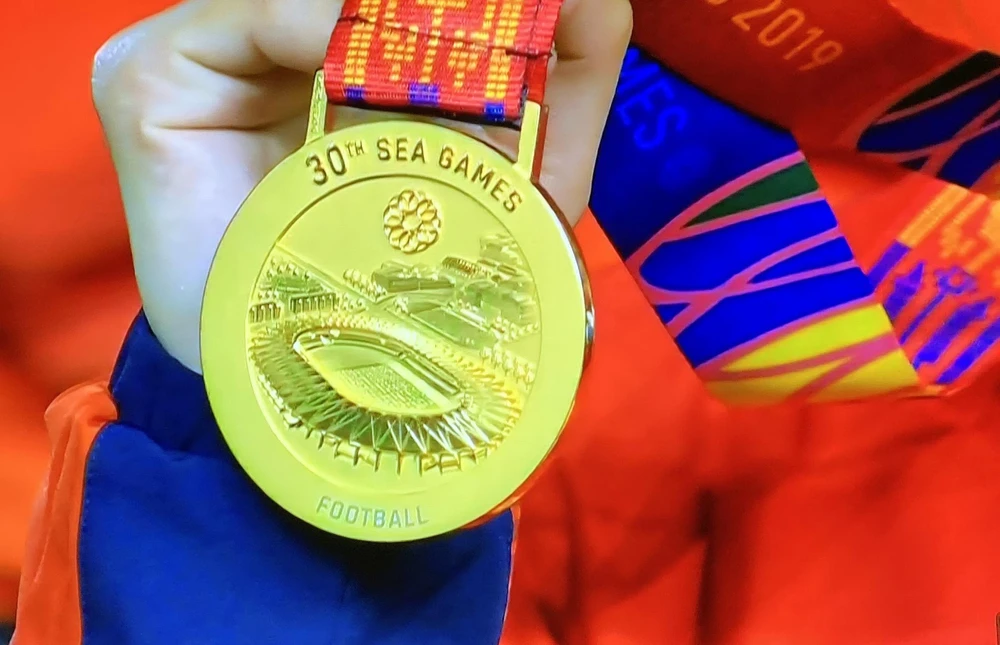 Các tuyển thủ nữ Việt Nam trò chuyện trên bục nhận huy chương vàng. (Ảnh: Hoàng Linh/TTXVN)
