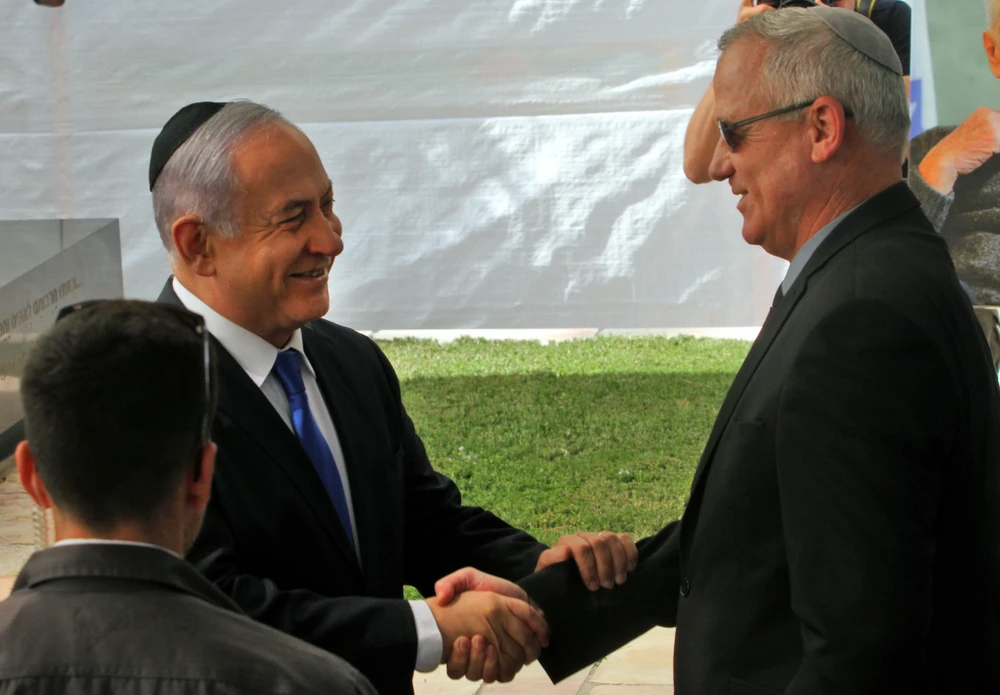 Thủ tướng Israel Benjamin Netanyahu (trái) trong cuộc gặp lãnh đạo đảng Xanh-Trắng Benny Gantz (phải) tại Jerusalem ngày 19/9. (Ảnh: AFP/TTXVN)