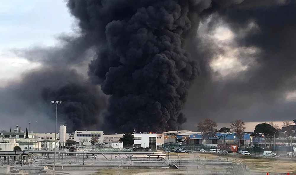 Hiện trường vụ hỏa hoạn tại nhà máy tái chế chất thải công nghiệp ở Montornes del Valles, Tây Ban Nha. (Ảnh: AFP/TTXVN)