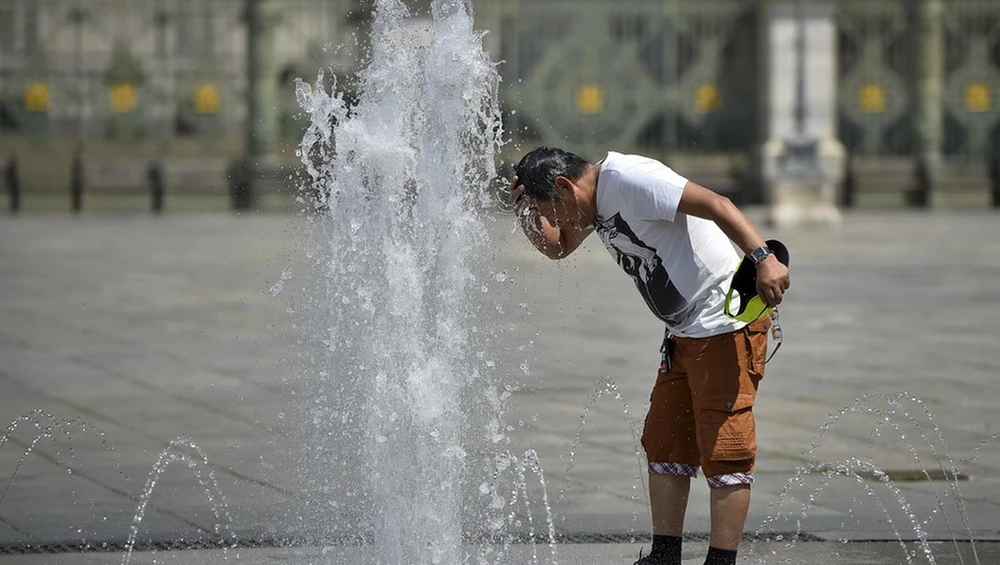 Một người đàn ông giải nhiệt bằng nước. (Nguồn: Getty Images)