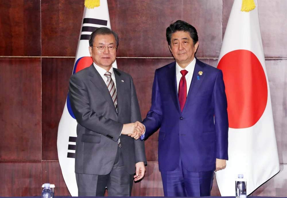 Tổng thống Hàn Quốc Moon Jae-in (trái) và Thủ tướng Nhật Bản Shinzo Abe tại cuộc gặp ở Thành Đô, Trung Quốc ngày 24/12/2019. (Ảnh: Yonhap/TTXVN)