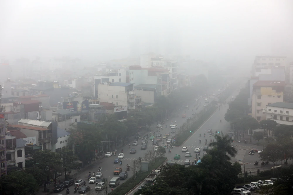 Hình ảnh sương mù tại Hà Nội hôm 24/12. (Ảnh: Huy Hùng/TTXVN)
