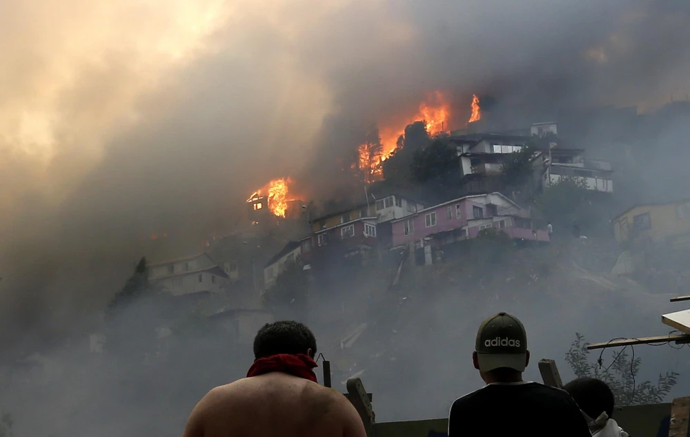 Nhà cửa bốc cháy trong vụ hỏa hoạn gần thành phố Valparaiso, Chile ngày 24/12/2019. (Ảnh: AFP/TTXVN)