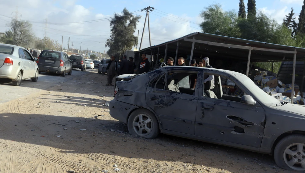 Một phương tiện bị hư hại sau vụ tấn công bằng rocket ở ngoại ô thủ đô Tripoli, Libya. (Ảnh: THX/TTXVN)