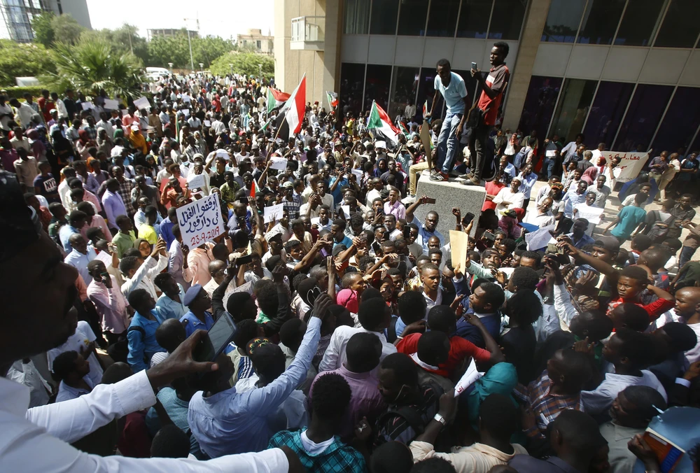 Người dân biểu tình phản đối tình trạng kinh tế tồi tệ tại Darfur, Sudan. (Ảnh: AFP/TTXVN)
