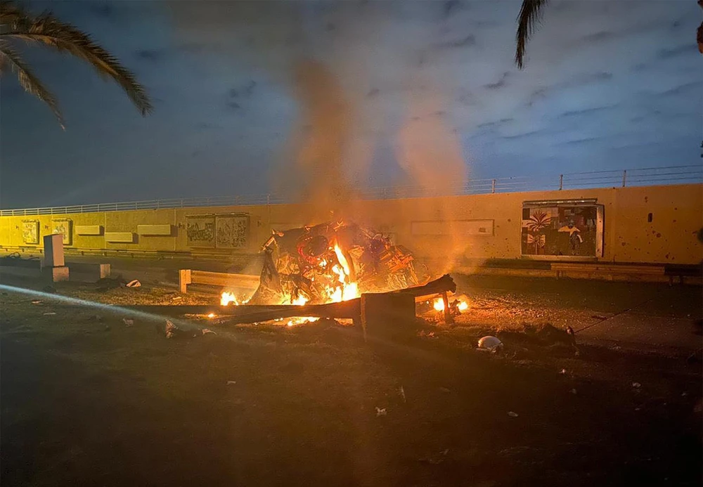 Xe ôtô bốc cháy sau vụ không kích do Mỹ tiến hành tại sân bay quốc tế thủ đô Baghdad, Iraq, ngày 3/1/2020. (Ảnh: AFP/ TTXVN)