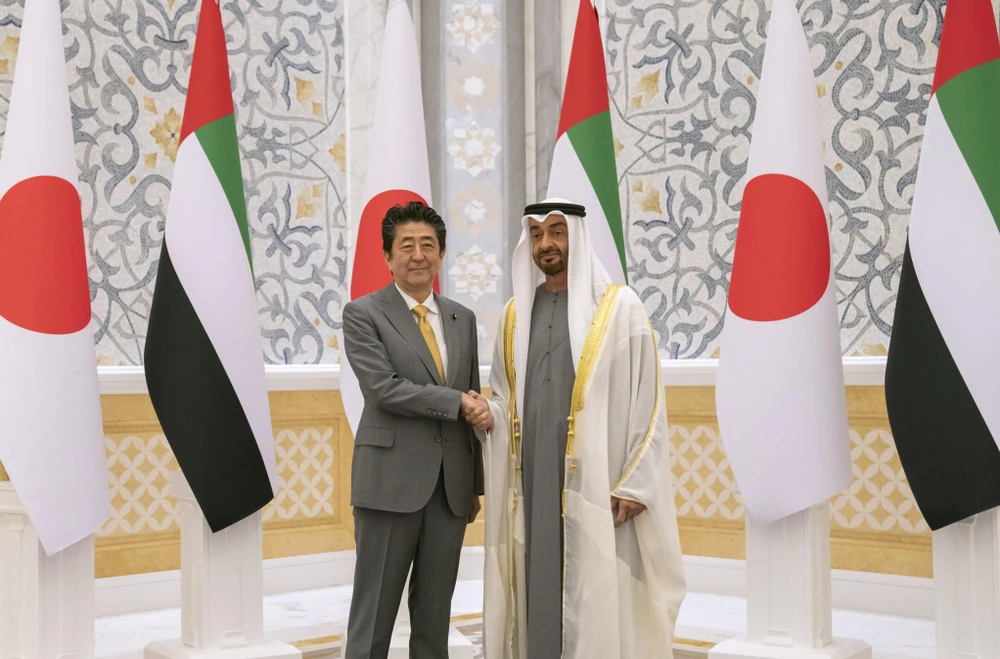 Thủ tướng Nhật Bản Shinzo Abe (trái) và Hoàng Thái tử UAE Mohamed bin Zayed Al Nahyan tại cuộc gặp ở Abu Dhabi ngày 13/1. (Ảnh: AFP/TTXVN) 