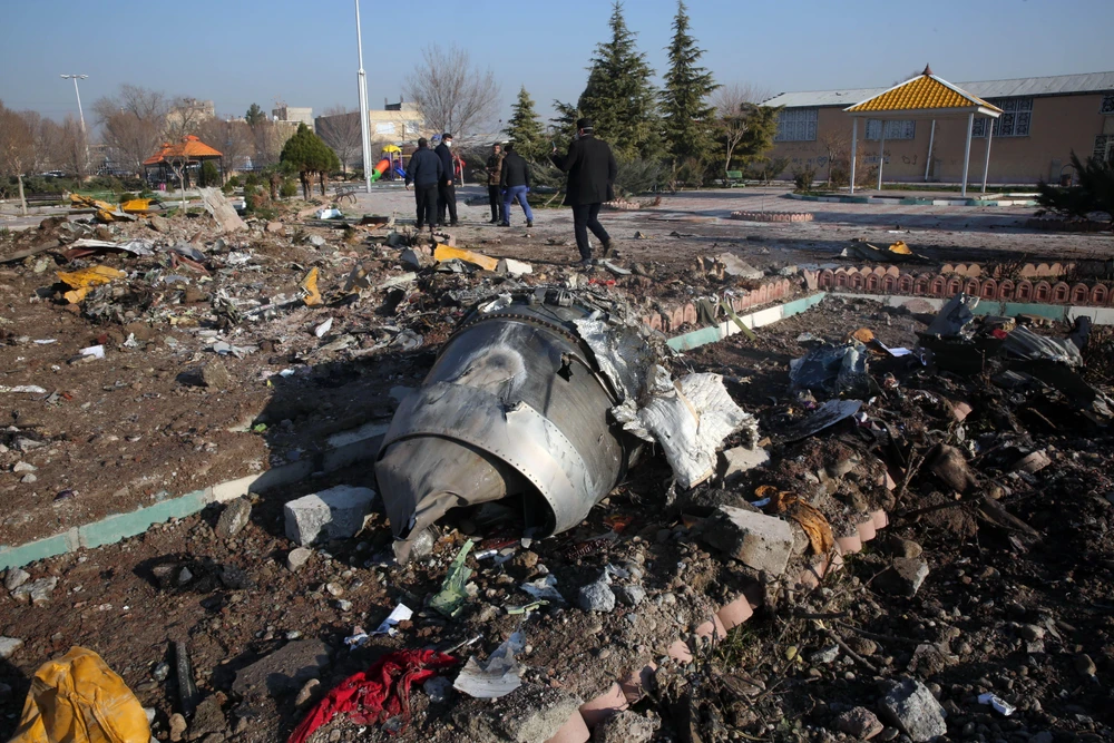 Hiện trường vụ máy bay của Hãng hàng không quốc tế Ukraine rơi tại Tehran, Iran. (Ảnh: AFP/TTXVN)