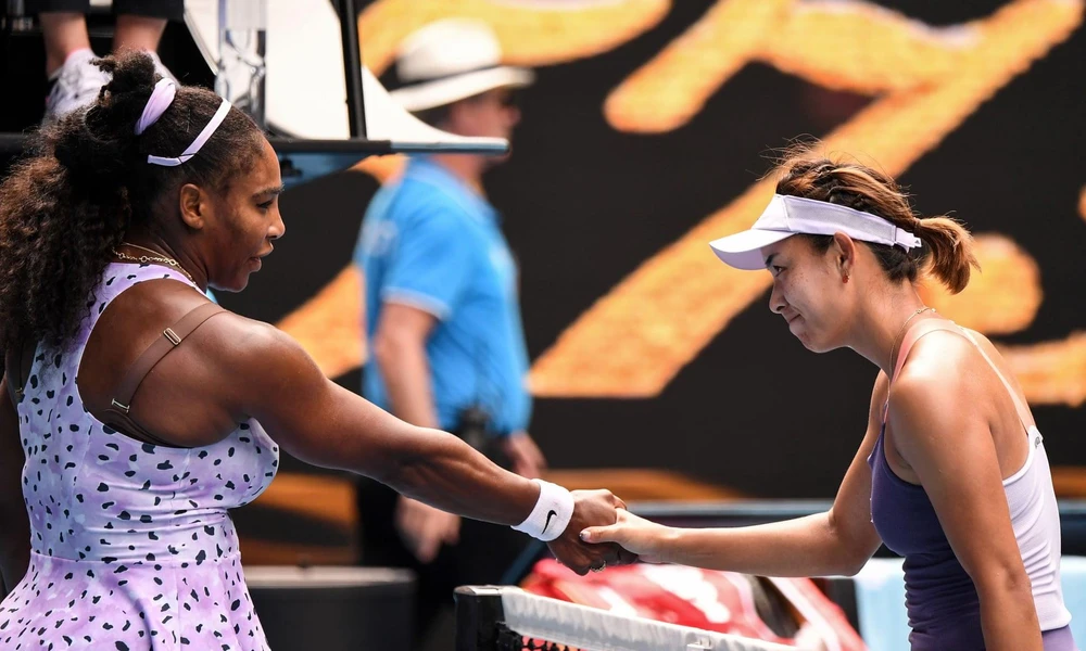 Qiang Wang (phải) đánh bại Serena. (Nguồn: Getty Images)
