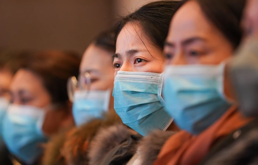 Nhân viên y tế thành phố Thượng Hải tới dự buổi tập huấn công tác đối phó với chủng virus corona mới, tại Vũ Hán, tỉnh Hồ Bắc, Trung Quốc. (Ảnh: THX/TTXVN)