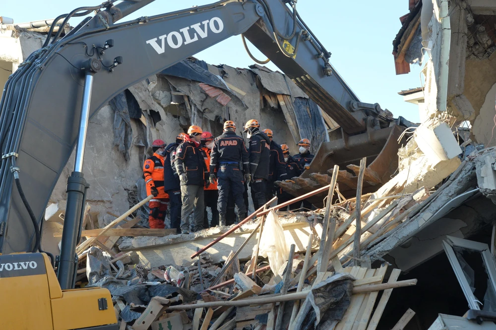 Lực lượng cứu hộ tìm kiếm các nạn nhân trong trận động đất có độ lớn 6,8 ở tỉnh Elazig, miền Đông Thổ Nhĩ Kỳ. (Ảnh: THX/TTXVN)