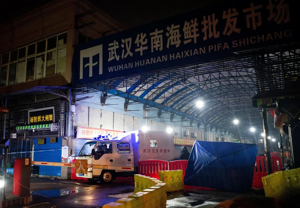 Khu chợ hải sản Huanan ở thành phố Vũ Hán, Trung Quốc, bị đóng cửa sau khi phát hiện trường hợp nhiễm virus corona. (Ảnh: AFP/TTXVN)