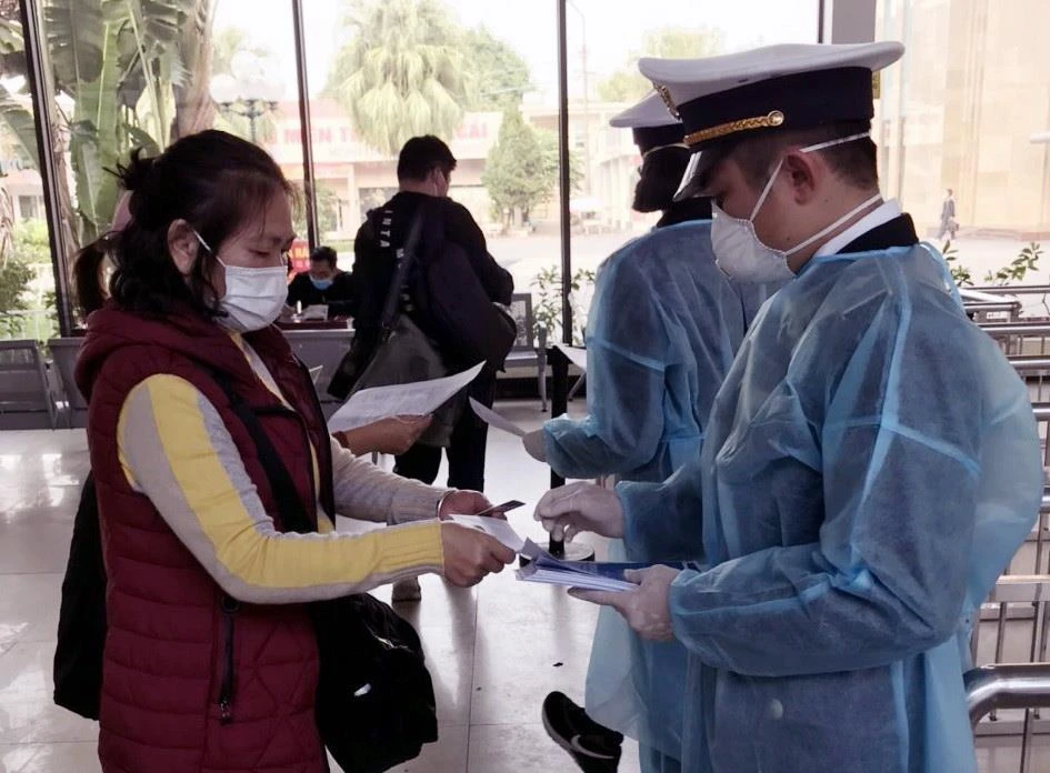 Tại cửa khẩu Móng Cái, cán bộ Kiểm dịch Y tế Quốc tế Quảng Ninh tăng cường giám sát khách nhập cảnh. (Ảnh: TTXVN phát)