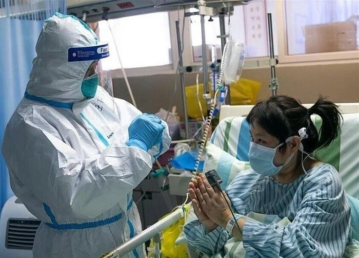 Nhân viên y tế điều trị cho bệnh nhân nhiễm virus corona tại bệnh viện thành phố Vũ Hán.( Ảnh: IRNA/TTXVN)