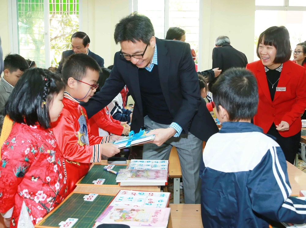 Phó Thủ tướng Vũ Đức Đam chúc Tết, tặng sách học sinh Hà Nội